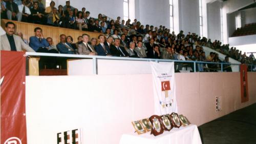 E.Ü. Büyük Spor Salonundaki karşılaşmayı izleyen İzmir Valisi Kemal Nehrozğlu ve Ege Üniversitesi Rektörü Prof. Dr. Refet Saygılı (1999)