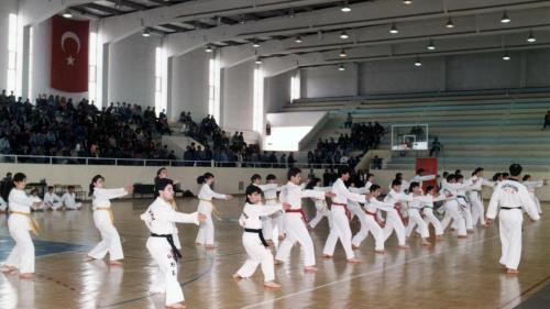 Ege Üniversitesi Taekwondo Takımı'nın Büyük Spor Salonu'nda gerçekleştirdiği ilk gösterisi (21 Nisan 1992)